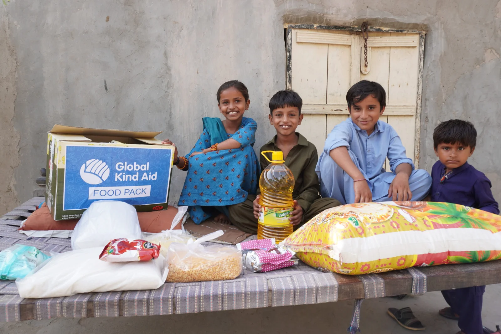 Children receiving food packs