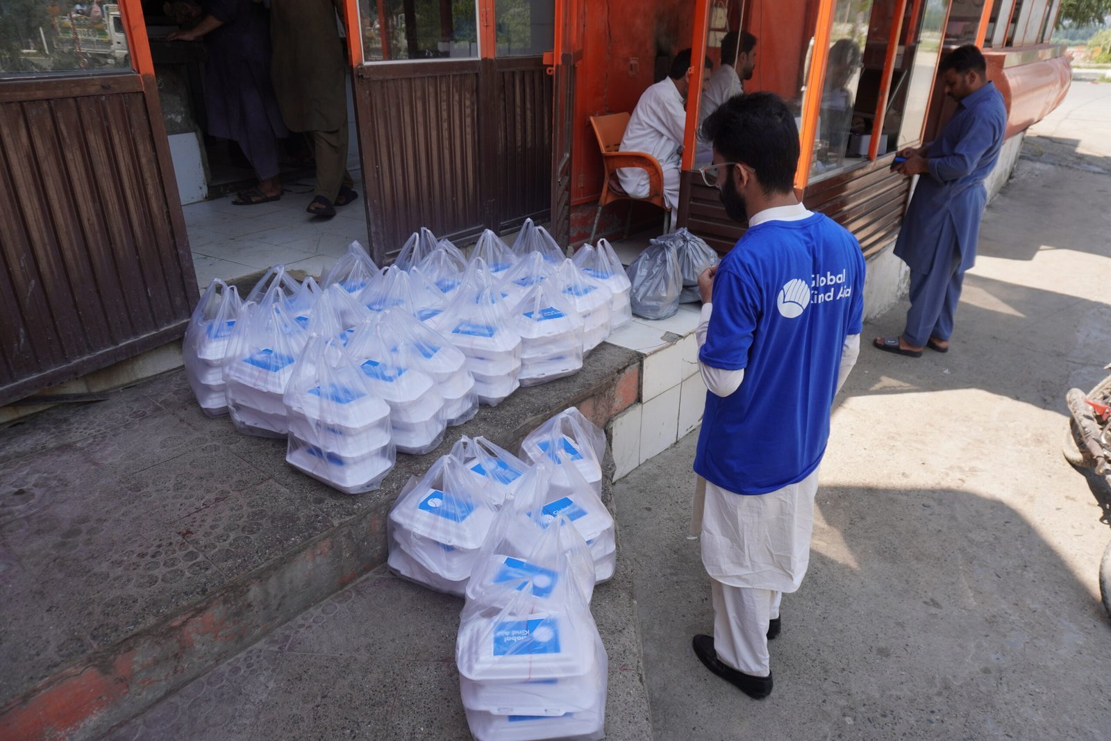 Food relief volunteer