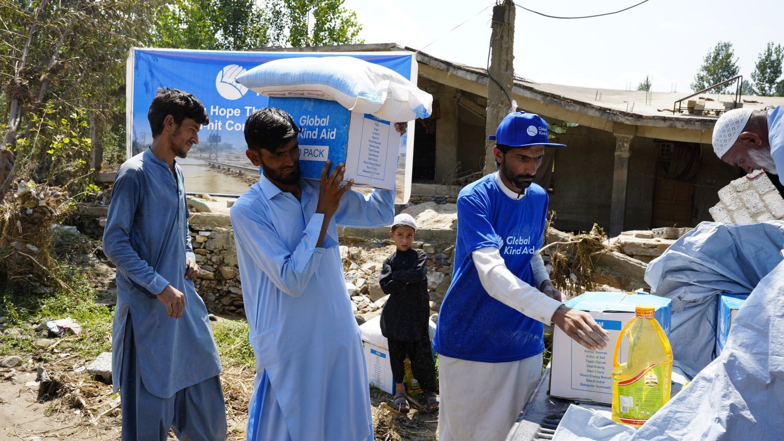 Volunteers distributing aid